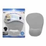 un tapis de souris ergonomique avec repose-poignet en gel. Cet accessoire de bureau améliore le confort lors de l'utilisation prolongée d'un ordinateur.