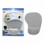 un tapis de souris ergonomique avec repose-poignet en gel. Cet accessoire de bureau améliore le confort lors de l'utilisation prolongée d'un ordinateur.