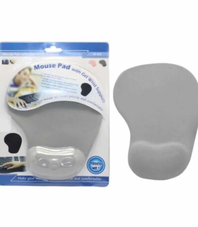 un tapis de souris ergonomique avec repose-poignet en gel. Cet accessoire de bureau améliore le confort lors de l'utilisation prolongée d'un ordinateur.