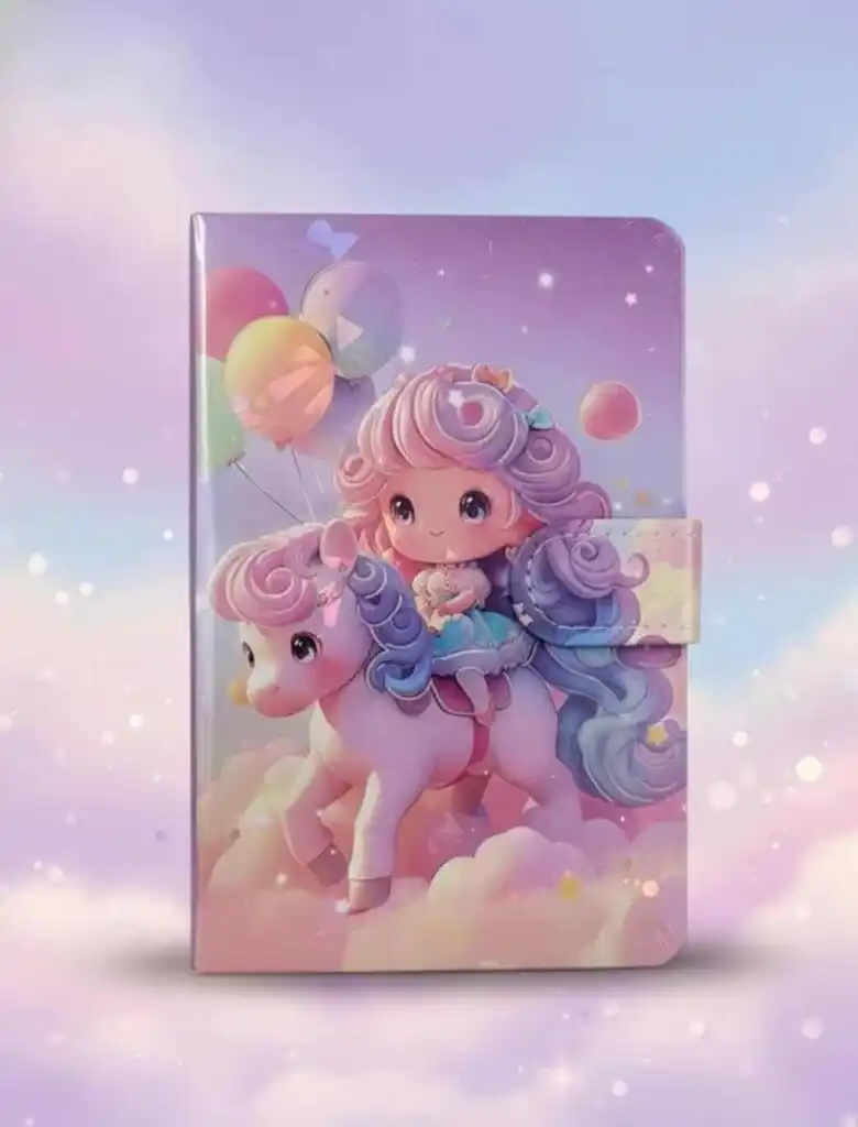 Carnet secret ou journal intime pour filles violet pastel avec une couverture rigide en simili-cuir. L'illustration montre une petite fille de style poupée aux cheveux bouclés violets chevauchant une licorne rose au-dessus de nuages, avec un fermoir magnétique.