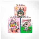 Trois cahiers de notes à spirales de la collection Labubu et The Monsters disposés en pyramide sur un fond blanc uni. Chaque carnet transparent en plastique affiche des illustrations colorées de Labubu et Mokoko, et intègre des intercalaires avec des onglets illustrés en haut de la couverture.