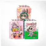 Trois cahiers de notes à spirales de la collection Labubu et The Monsters disposés en pyramide sur un fond blanc uni. Chaque carnet transparent en plastique affiche des illustrations colorées de Labubu et Mokoko, et intègre des intercalaires avec des onglets illustrés en haut de la couverture.