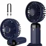 Mini ventilateur portable bleu marine multifonction présenté sous deux angles différents, avec un cordon tour de cou et un affichage LED du niveau de batterie.