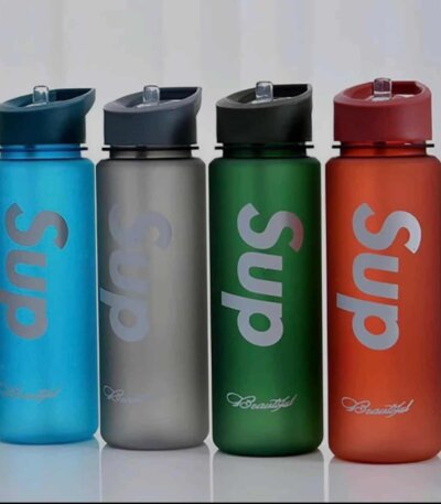 L'image montre des bouteilles d'eau de sport de la marque "Sup", reconnaissables à leur fini dépoli et aux inscriptions "Sup" et "Beautiful" sur le corps de la bouteille