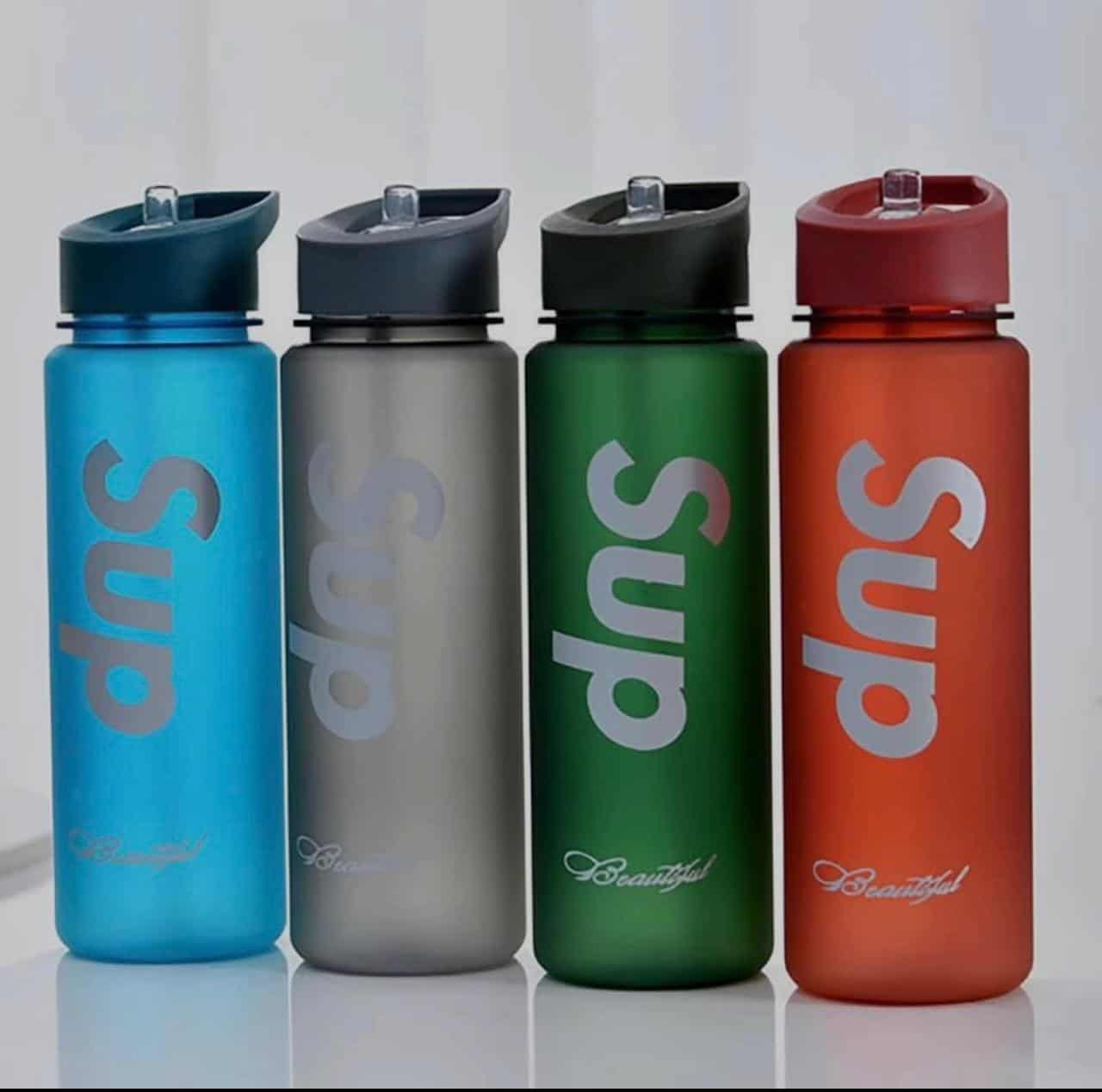 Gourde de fitness portable 750 m L'image montre des bouteilles d'eau de sport de la marque "Sup", reconnaissables à leur fini dépoli et aux inscriptions "Sup" et "Beautiful" sur le corps de la bouteille