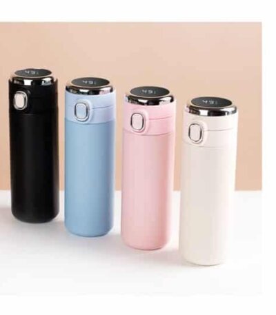 Alignement de quatre thermos intelligents aux couleurs pastel (noir, bleu, rose, blanc) avec affichage LED de la température sur le couvercle.