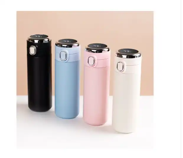 Alignement de quatre thermos intelligents aux couleurs pastel (noir, bleu, rose, blanc) avec affichage LED de la température sur le couvercle.