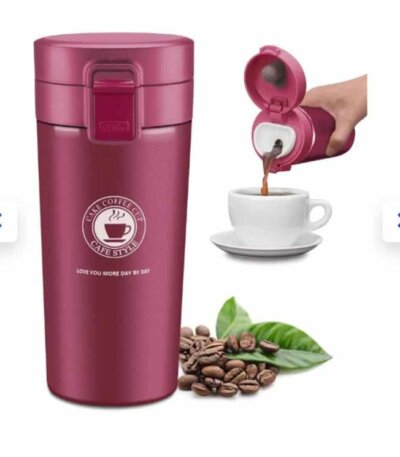 Le mug a une forme légèrement conique. Sur le devant, on voit un logo circulaire blanc avec une tasse de café fumante et les inscriptions "CAKE COFFEE CUP", "CAFE STYLE" et la phrase "LOVE YOU MORE DAY BY DAY".