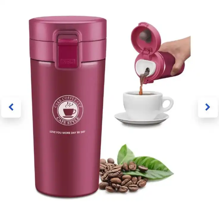 Le mug a une forme légèrement conique. Sur le devant, on voit un logo circulaire blanc avec une tasse de café fumante et les inscriptions "CAKE COFFEE CUP", "CAFE STYLE" et la phrase "LOVE YOU MORE DAY BY DAY".