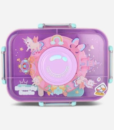 Cette lunch box violette sur le thème des licornes et des arcs-en-ciel est un modèle Butterfly Castle