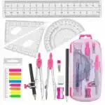 Un kit de géométrie scolaire complet avec des accessoires de couleur rose, disposés de manière organisée sur un fond blanc. En haut, on aperçoit les instruments de mesure transparents : une règle graduée de 15 cm, deux équerres et un rapporteur à 180 degrés. Au centre et en bas, les différents outils sont présentés côte à côte : deux compas en métal argenté et plastique rose (un modèle à mine et un modèle à bague avec un crayon), un crayon à papier noir, un taille-crayon rose, une gomme blanche, un petit tube de mines et une pochette de languettes adhésives colorées (marque-pages).