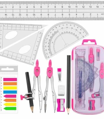 Un kit de géométrie scolaire complet avec des accessoires de couleur rose, disposés de manière organisée sur un fond blanc. En haut, on aperçoit les instruments de mesure transparents : une règle graduée de 15 cm, deux équerres et un rapporteur à 180 degrés. Au centre et en bas, les différents outils sont présentés côte à côte : deux compas en métal argenté et plastique rose (un modèle à mine et un modèle à bague avec un crayon), un crayon à papier noir, un taille-crayon rose, une gomme blanche, un petit tube de mines et une pochette de languettes adhésives colorées (marque-pages).