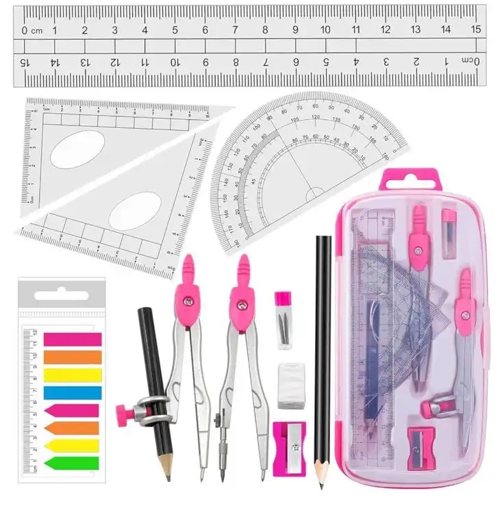 Un kit de géométrie scolaire complet avec des accessoires de couleur rose, disposés de manière organisée sur un fond blanc. En haut, on aperçoit les instruments de mesure transparents : une règle graduée de 15 cm, deux équerres et un rapporteur à 180 degrés. Au centre et en bas, les différents outils sont présentés côte à côte : deux compas en métal argenté et plastique rose (un modèle à mine et un modèle à bague avec un crayon), un crayon à papier noir, un taille-crayon rose, une gomme blanche, un petit tube de mines et une pochette de languettes adhésives colorées (marque-pages).