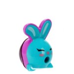 Un taille-crayon en plastique Maped en forme de tête de lapin rigolo de profil, associant une face bleu turquoise et un réservoir violet. Les oreilles violettes entourent l'intérieur bleu, et la bouche ouverte sert d'insertion pour le crayon.