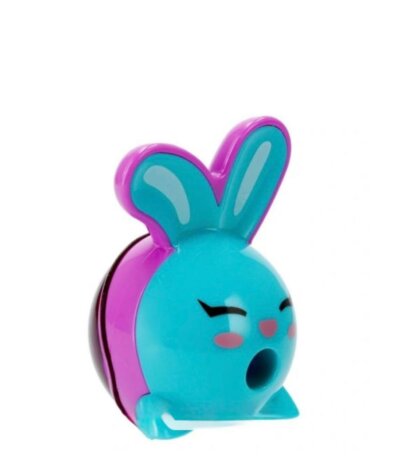 Un taille-crayon en plastique Maped en forme de tête de lapin rigolo de profil, associant une face bleu turquoise et un réservoir violet. Les oreilles violettes entourent l'intérieur bleu, et la bouche ouverte sert d'insertion pour le crayon.
