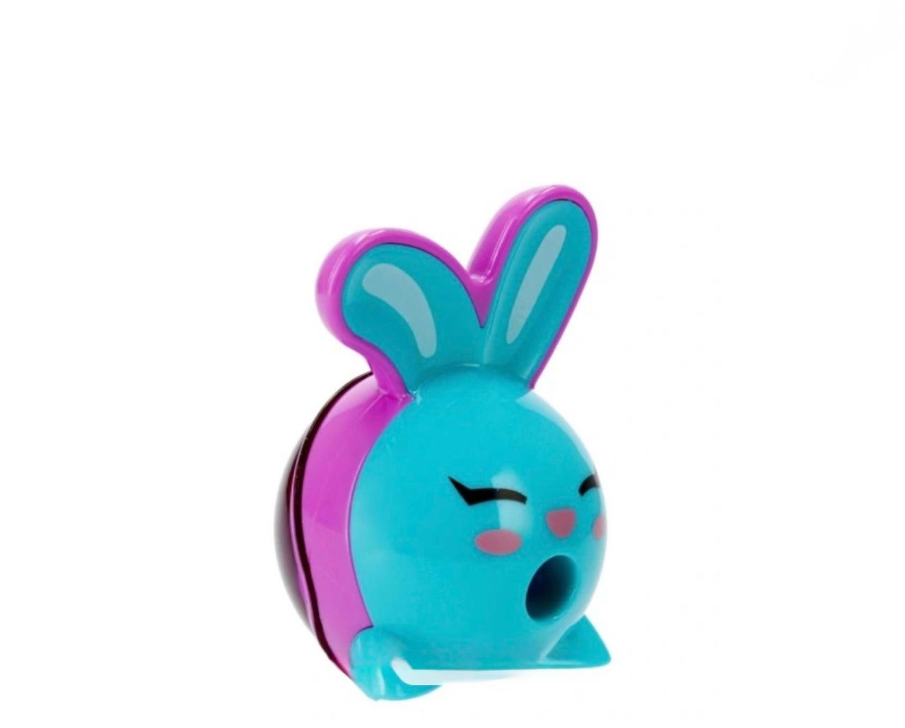 Taille-crayons Lapin Maped Croc Croc Innovation Bleu/Rose. Un taille-crayon en plastique Maped en forme de tête de lapin rigolo de profil, associant une face bleu turquoise et un réservoir violet. Les oreilles violettes entourent l'intérieur bleu, et la bouche ouverte sert d'insertion pour le crayon.