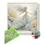 Un kit de broderie diamant montrant un tableau carré encadré de blanc. L'illustration épurée représente une femme féerique de profil aux longs cheveux argentés ondulés, vêtue d'une robe majestueuse faite de strass nacrés et bleutés superposés. Elle évolue au milieu de grandes fleurs blanches et dorées incrustées de perles scintillantes. En bas à gauche, un plateau de tri vert contient des strass multicolores alignés, tandis qu'un petit médaillon zoomé montre la précision des diamants collés sur la toile.