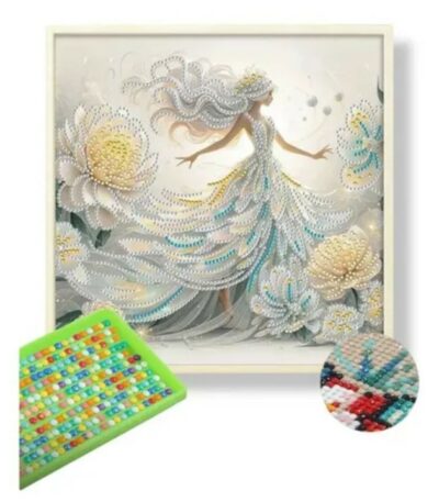 Un kit de broderie diamant montrant un tableau carré encadré de blanc. L'illustration épurée représente une femme féerique de profil aux longs cheveux argentés ondulés, vêtue d'une robe majestueuse faite de strass nacrés et bleutés superposés. Elle évolue au milieu de grandes fleurs blanches et dorées incrustées de perles scintillantes. En bas à gauche, un plateau de tri vert contient des strass multicolores alignés, tandis qu'un petit médaillon zoomé montre la précision des diamants collés sur la toile.