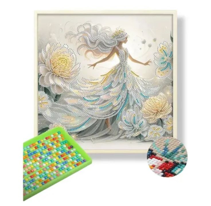 Un kit de broderie diamant montrant un tableau carré encadré de blanc. L'illustration épurée représente une femme féerique de profil aux longs cheveux argentés ondulés, vêtue d'une robe majestueuse faite de strass nacrés et bleutés superposés. Elle évolue au milieu de grandes fleurs blanches et dorées incrustées de perles scintillantes. En bas à gauche, un plateau de tri vert contient des strass multicolores alignés, tandis qu'un petit médaillon zoomé montre la précision des diamants collés sur la toile.
