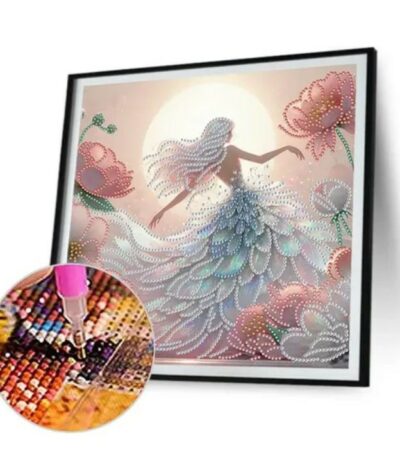 Un kit de broderie diamant montrant un tableau encadré représentant une femme de dos avec de longs cheveux clairs, vêtue d'une robe volumineuse faite de strass scintillants, entourée de grandes fleurs roses sous une pleine lune lumineuse. En bas à gauche, un gros plan circulaire met en évidence l'utilisation d'un stylet rose qui dépose précisément un petit strass brillant sur la toile quadrillée et numérotée.