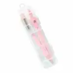 Un petit coffret de géométrie scolaire en plastique transparent, disposé en diagonale sur un fond blanc. À l'intérieur, les fournitures sont de couleur rose pastel et bien rangées : un compas de géométrie à mines en plastique et métal rose, un petit porte-mine amovible assorti et un étui rectangulaire miniature transparent contenant des mines de rechange dans le coin supérieur gauche. Une boucle d'accroche transparente surmonte le boîtier.