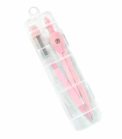 Un petit coffret de géométrie scolaire en plastique transparent, disposé en diagonale sur un fond blanc. À l'intérieur, les fournitures sont de couleur rose pastel et bien rangées : un compas de géométrie à mines en plastique et métal rose, un petit porte-mine amovible assorti et un étui rectangulaire miniature transparent contenant des mines de rechange dans le coin supérieur gauche. Une boucle d'accroche transparente surmonte le boîtier.
