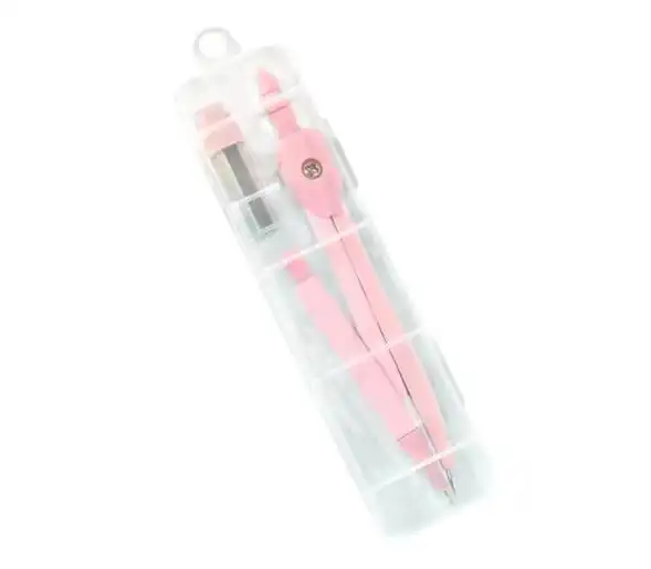 Un petit coffret de géométrie scolaire en plastique transparent, disposé en diagonale sur un fond blanc. À l'intérieur, les fournitures sont de couleur rose pastel et bien rangées : un compas de géométrie à mines en plastique et métal rose, un petit porte-mine amovible assorti et un étui rectangulaire miniature transparent contenant des mines de rechange dans le coin supérieur gauche. Une boucle d'accroche transparente surmonte le boîtier.