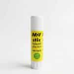 Un bâton de colle de la marque M•Y stic présenté à la verticale sur un fond blanc uni. Le tube possède un corps jaune vif habillé d'inscriptions noires, surmonté d'un bouchon cylindrique blanc et muni d'une molette rotative blanche à sa base. Le nom de la marque "M•Y stic" est imprimé en lettres noires épaisses en haut du tube.