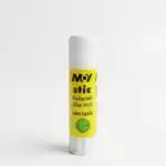 Un bâton de colle de la marque M•Y stic présenté à la verticale sur un fond blanc uni. Le tube possède un corps jaune vif habillé d'inscriptions noires, surmonté d'un bouchon cylindrique blanc et muni d'une molette rotative blanche à sa base. Le nom de la marque "M•Y stic" est imprimé en lettres noires épaisses en haut du tube.