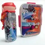 Ensemble de déjeuner pour enfant Disney La Reine des Neiges comprenant une gourde transparente avec paille et sangle rouge, ainsi qu'une boîte à lunch rectangulaire assortie illustrant Elsa, Anna, Kristoff et Olaf.
