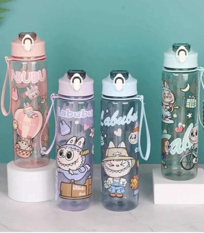 Quatre gourdes transparentes pour enfants et adolescents illustrées avec le personnage Labubu de Pop Mart. Les bouteilles se déclinent en rose, violet, bleu clair et vert d'eau, disposant d'un bouchon à clapet blanc avec un anneau de transport intégré.