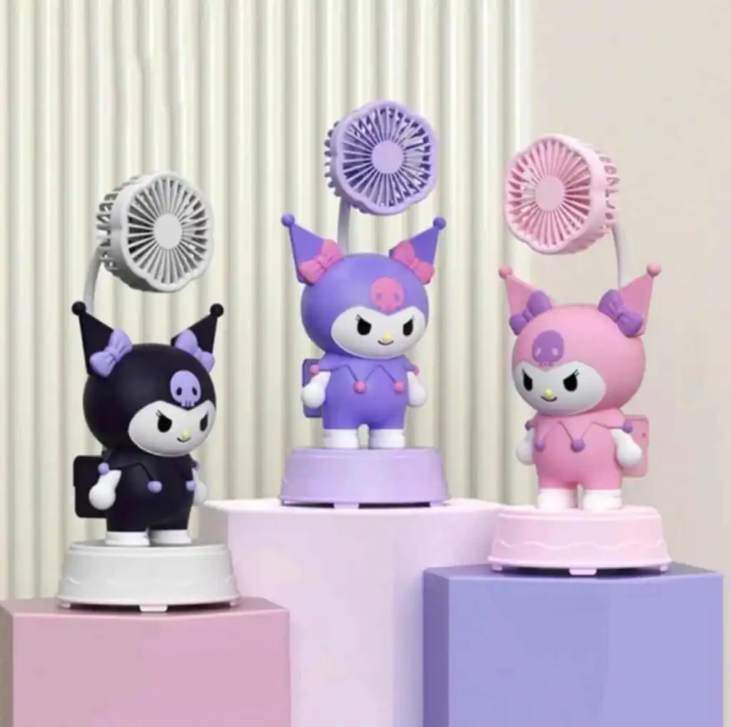 Trois ventilateurs de bureau en forme de figurine Kuromi déclinés en noir, violet et rose sur des présentoirs.