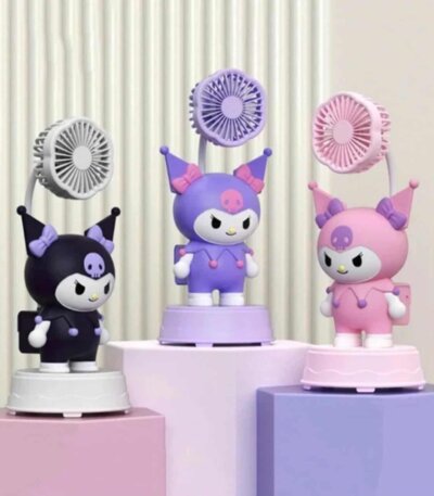 Trois ventilateurs de bureau en forme de figurine Kuromi déclinés en noir, violet et rose sur des présentoirs.