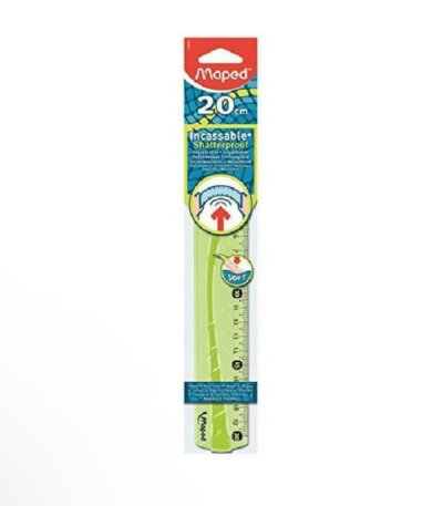 Un emballage transparent vertical et étroit de la marque Maped, présentant une règle verte flexible de 20 centimètres. Le haut du paquet est cartonné en rouge avec le logo blanc « Maped », surplombant un encadré bleu indiquant « 20 cm ».