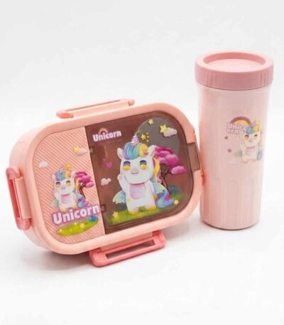 Boîte à lunch (Bento) : Elle possède une forme rectangulaire avec des coins arrondis et des clips de fermeture latéraux. Le couvercle est décoré d'une illustration de licorne avec l'inscription "Unicorn Happy Life". Elle semble comporter plusieurs compartiments internes pour séparer les aliments.