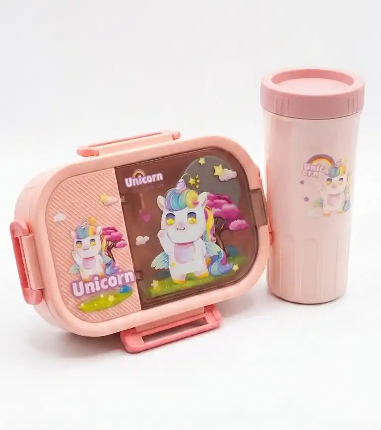 Boîte à lunch (Bento) : Elle possède une forme rectangulaire avec des coins arrondis et des clips de fermeture latéraux. Le couvercle est décoré d'une illustration de licorne avec l'inscription "Unicorn Happy Life". Elle semble comporter plusieurs compartiments internes pour séparer les aliments.