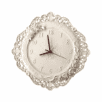Horloge Murale Blanche Ornée de Roses Sculptées et Arabesques de Style Antique