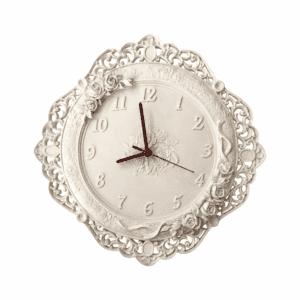 Horloge murale blanche ornée de roses sculptées et arabesques style antique