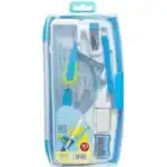 Un coffret de géométrie scolaire en plastique transparent et bleu clair contenant un ensemble d'instruments de traçage. À l'intérieur, les éléments sont rangés dans des compartiments dédiés : un compas bicolore bleu et vert de la gamme "Switch System", une règle graduée transparente, une équerre, un rapporteur, un porte-mine ou stylo bleu, une gomme blanche, un taille-crayon bleu et une petite boîte de mines de rechange. Une étiquette collée en bas à gauche indique "SWITCH SYSTEM COMPASS SET