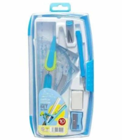 Un coffret de géométrie scolaire en plastique transparent et bleu clair contenant un ensemble d'instruments de traçage. À l'intérieur, les éléments sont rangés dans des compartiments dédiés : un compas bicolore bleu et vert de la gamme "Switch System", une règle graduée transparente, une équerre, un rapporteur, un porte-mine ou stylo bleu, une gomme blanche, un taille-crayon bleu et une petite boîte de mines de rechange. Une étiquette collée en bas à gauche indique "SWITCH SYSTEM COMPASS SET