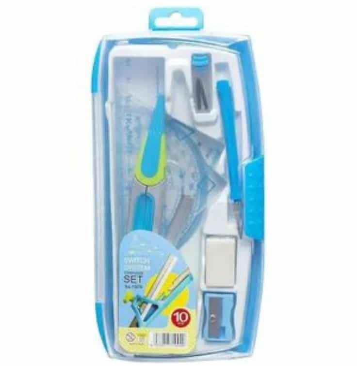 Kit de géométrie Maped Switch System (10 pièces). Un coffret de géométrie scolaire en plastique transparent et bleu clair contenant un ensemble d'instruments de traçage. À l'intérieur, les éléments sont rangés dans des compartiments dédiés : un compas bicolore bleu et vert de la gamme "Switch System", une règle graduée transparente, une équerre, un rapporteur, un porte-mine ou stylo bleu, une gomme blanche, un taille-crayon bleu et une petite boîte de mines de rechange. Une étiquette collée en bas à gauche indique "SWITCH SYSTEM COMPASS SET