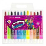 Un paquet transparent contenant un ensemble de 12 crayons à cire rotatifs de la marque Yalong. Chaque crayon possède un corps en plastique transparent coloré qui laisse apparaître la mine, avec un motif de ballon de football blanc imprimé sur le bas. Les mines pointues affichent une variété de couleurs vives alignées de gauche à droite : rouge, vert clair, noir, violet, bleu foncé, bleu clair, vert foncé, jaune, rose pêche, orange clair, marron et rose fuchsia.