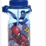 Gourde pour enfants transparente bleue avec motif imprimé Spider-Man de Marvel. La bouteille comprend un bouchon sport bleu foncé avec clapet rotatif, une paille intégrée visible à l'intérieur et une sangle de transport ajustable en tissu bleu.