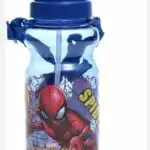 Gourde pour enfants transparente bleue avec motif imprimé Spider-Man de Marvel. La bouteille comprend un bouchon sport bleu foncé avec clapet rotatif, une paille intégrée visible à l'intérieur et une sangle de transport ajustable en tissu bleu.