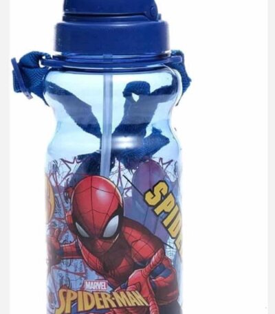 Gourde pour enfants transparente bleue avec motif imprimé Spider-Man de Marvel. La bouteille comprend un bouchon sport bleu foncé avec clapet rotatif, une paille intégrée visible à l'intérieur et une sangle de transport ajustable en tissu bleu.