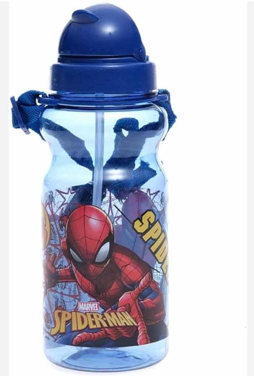 Gourde pour Enfants Spider-Man Marvel Transparente avec Paille Gourde pour enfants transparente bleue avec motif imprimé Spider-Man de Marvel. La bouteille comprend un bouchon sport bleu foncé avec clapet rotatif, une paille intégrée visible à l'intérieur et une sangle de transport ajustable en tissu bleu.