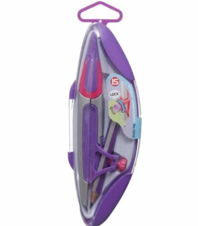 Un compas scolaire de couleur bleu et vert, rangé à l'intérieur d'un étui de protection en plastique bleu en forme de navette ou de feuille. Le couvercle supérieur de l'étui est transparent, laissant apparaître le compas doté de branches en métal gris et en plastique bleu, ainsi qu'un système de blocage avec une molette verte et un petit crayon de bois intégré. Une étiquette à droite indique la marque avec un logo composé des lettres "LS" dans un cercle rouge, accompagnée des mentions "LOCK" et "STUDY COMPASSES No.0203". Le sommet du boîtier est muni d'une boucle d'accroche bleue.