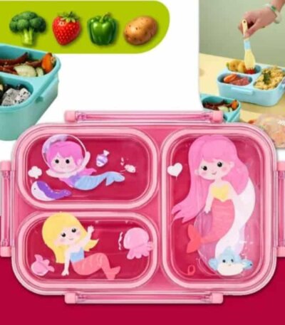 "Boîte à lunch bento bleue pour enfant sur le thème de l'espace, avec trois compartiments et un couvercle transparent décoré de motifs d'astronautes et de planètes."