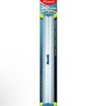 Un emballage transparent vertical et allongé de la marque Maped, présentant une règle en aluminium de 30 centimètres. Le haut du paquet cartonné rouge affiche le logo blanc « Maped » au-dessus d'un encadré bleu clair indiquant « 30 cm Protect system ». La règle possède un corps en aluminium anodisé gris équipé d'embouts de protection en plastique bleu aux deux extrémités.