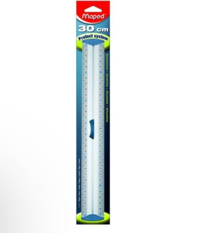 Un emballage transparent vertical et allongé de la marque Maped, présentant une règle en aluminium de 30 centimètres. Le haut du paquet cartonné rouge affiche le logo blanc « Maped » au-dessus d'un encadré bleu clair indiquant « 30 cm Protect system ». La règle possède un corps en aluminium anodisé gris équipé d'embouts de protection en plastique bleu aux deux extrémités.